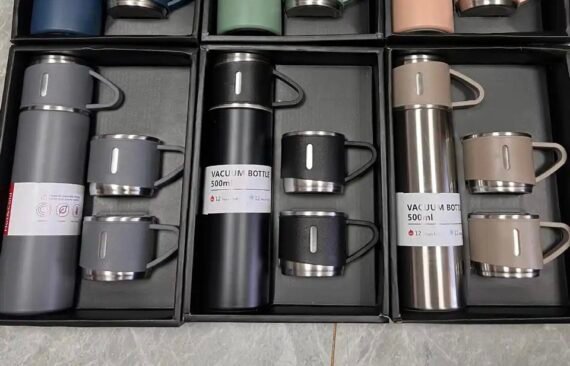 براد قهوة مع فناجين