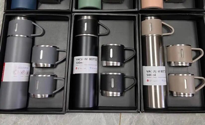 براد قهوة مع فناجين