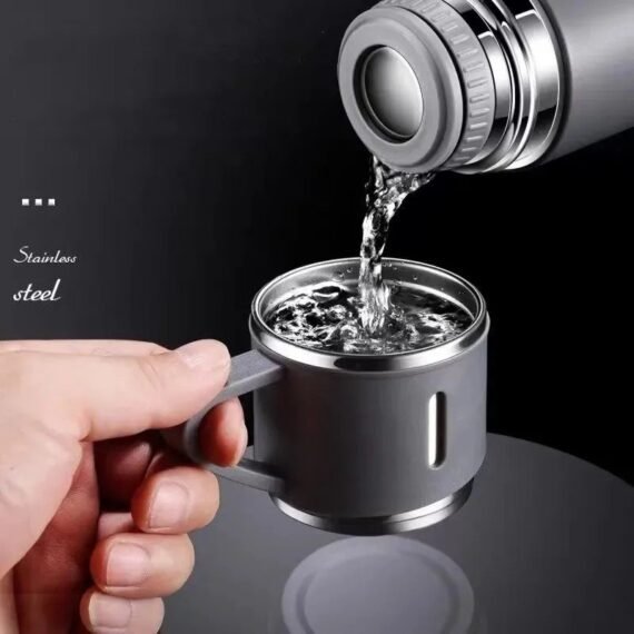 براد قهوة مع فناجين