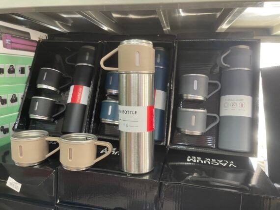 براد قهوة مع فناجين