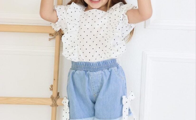 طقم بناتي شرط جينز وبلوزة أبيض