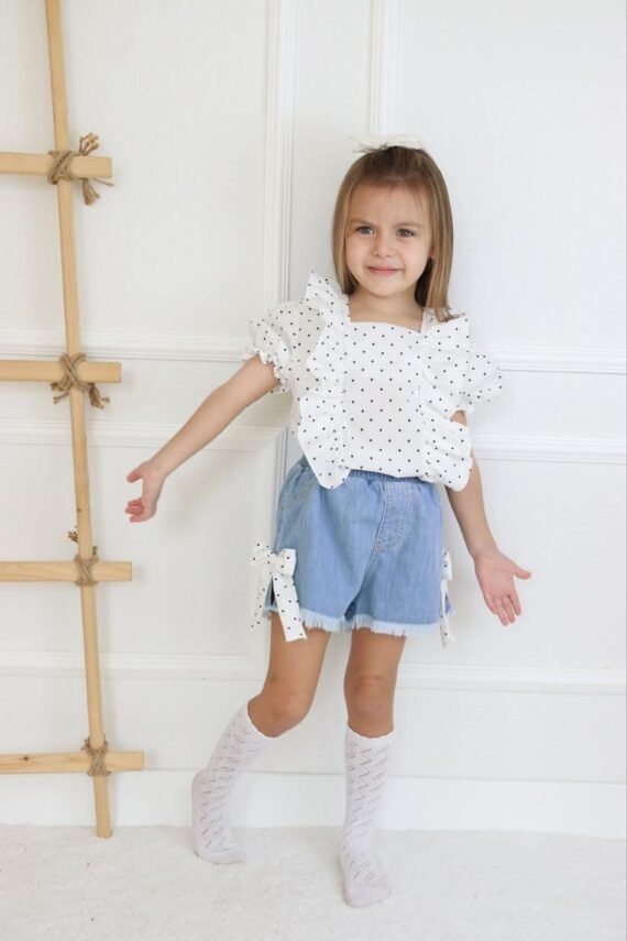 طقم بناتي شرط جينز وبلوزة أبيض