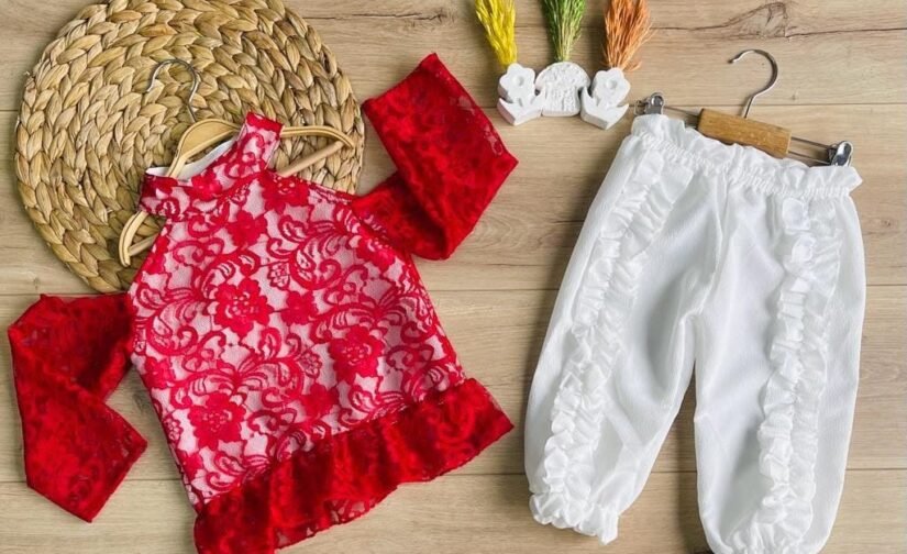 طقم بناتي بنطلون أبيض وبلوزة كم شيفون