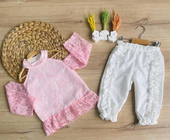 طقم بناتي بنطلون أبيض وبلوزة كم شيفون