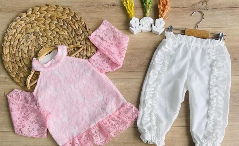 طقم بناتي بنطلون أبيض وبلوزة كم شيفون