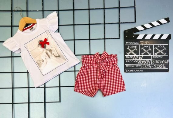 طقم بناتي شرط كاروهات وبلوزة أبيض