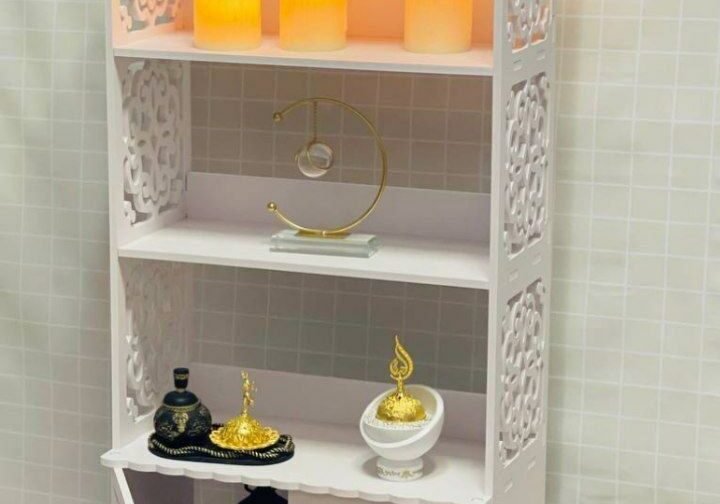 خزانة خشبية مزخرفة