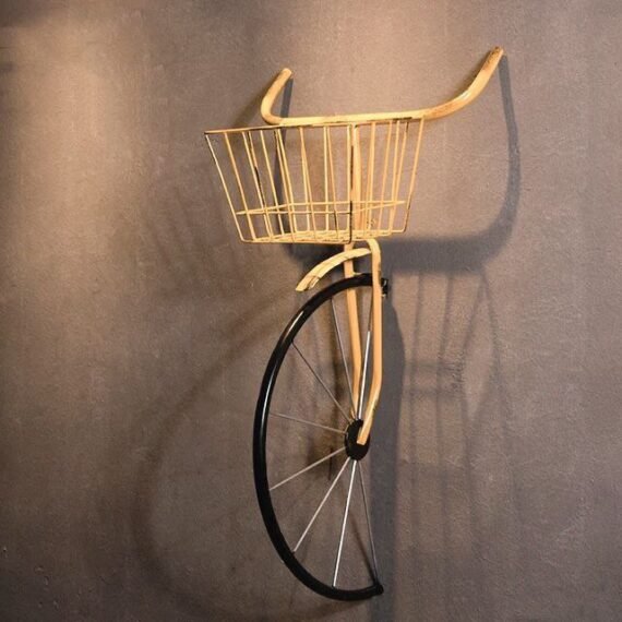 ديكور تعليق شكل دراجة يتضمن سلة للورود والمناظر