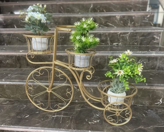 ستاند وديكور على شكل بسكليت لقوار الورد والزريعة