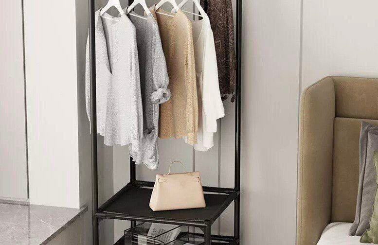 ستاند زوايا منظم ملابس يتكون من عدة رفوف مع علاقة