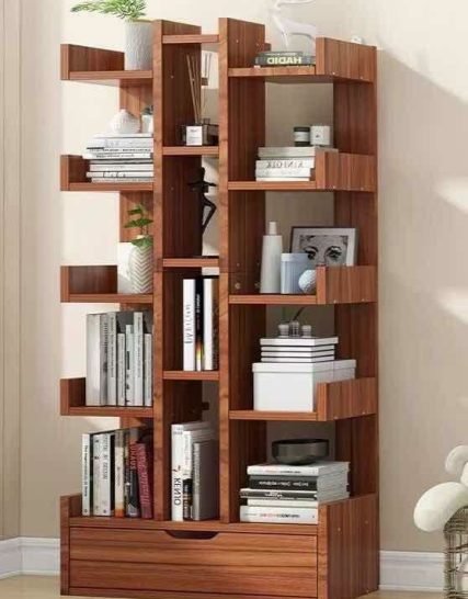 مكتبة خشبية تحتوي رفوف جانبية ووسطى