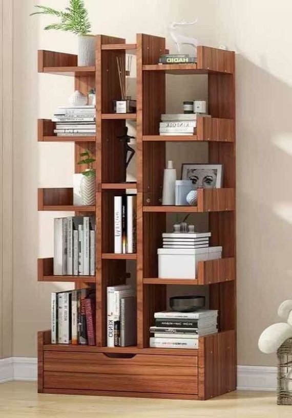 مكتبة خشبية تحتوي رفوف جانبية ووسطى