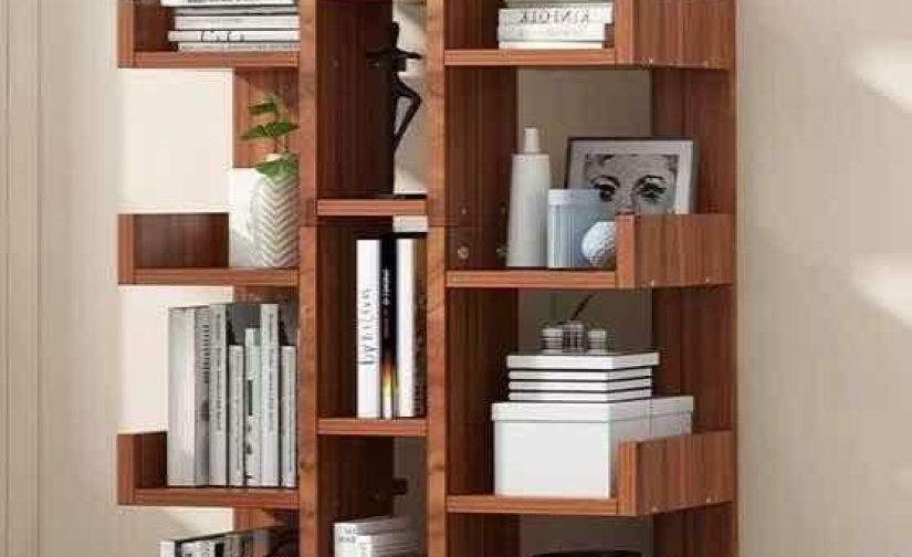 مكتبة خشبية تحتوي رفوف جانبية ووسطى